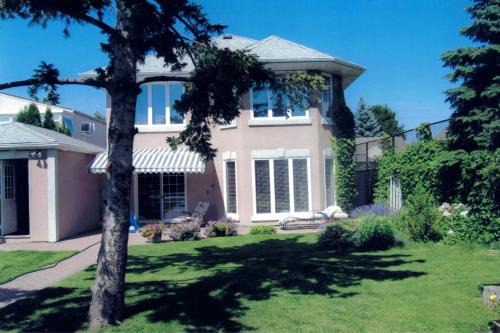 Rathwood Villa | Spacious Home with large Pool and Backyard