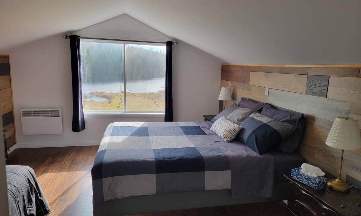 Riviere-Rouge Ski Chalet | Spacious Isolated Chalet with private lake & swimming pool & SPA and more ,,,