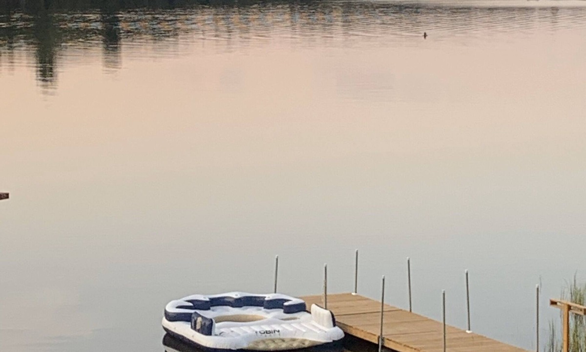 Machar Cottage | Spacious Lakefront family friendly six bedroom cottage on beautiful Eagle Lake.