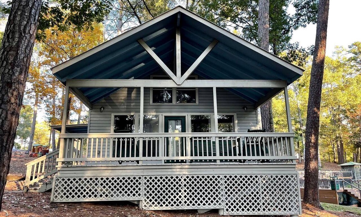 Zwolle Cabin | Spacious Lakefront Cabin with Water Activities near Zwolle, Louisiana
