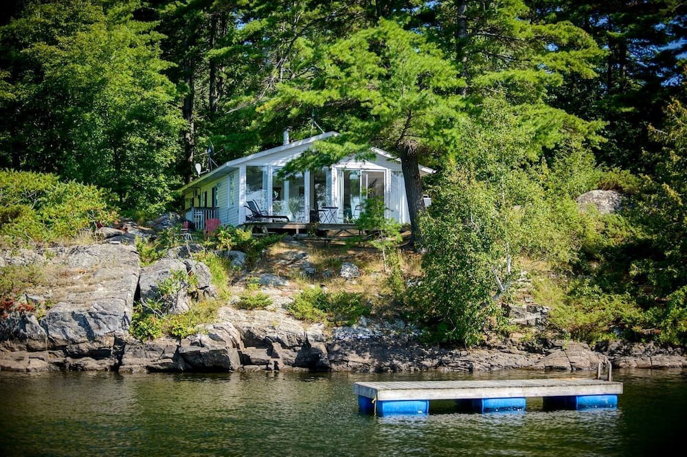 Frontenac House | Spacious Lakefront Cottage Rental for Group Getaway on a Resort near Kingston, Ontario