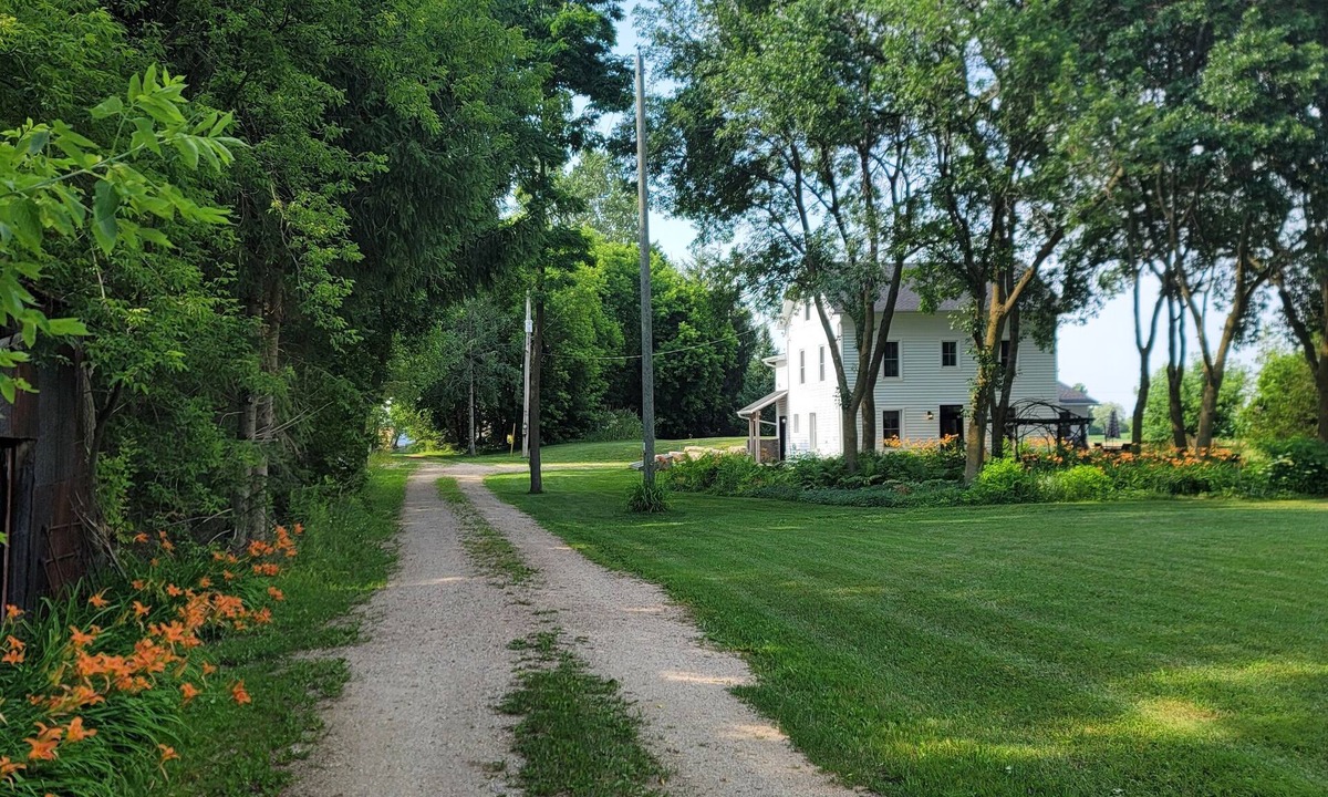 Desboro House | Spacious, Newly Refurbished Cozy Farmhouse on 100 acres