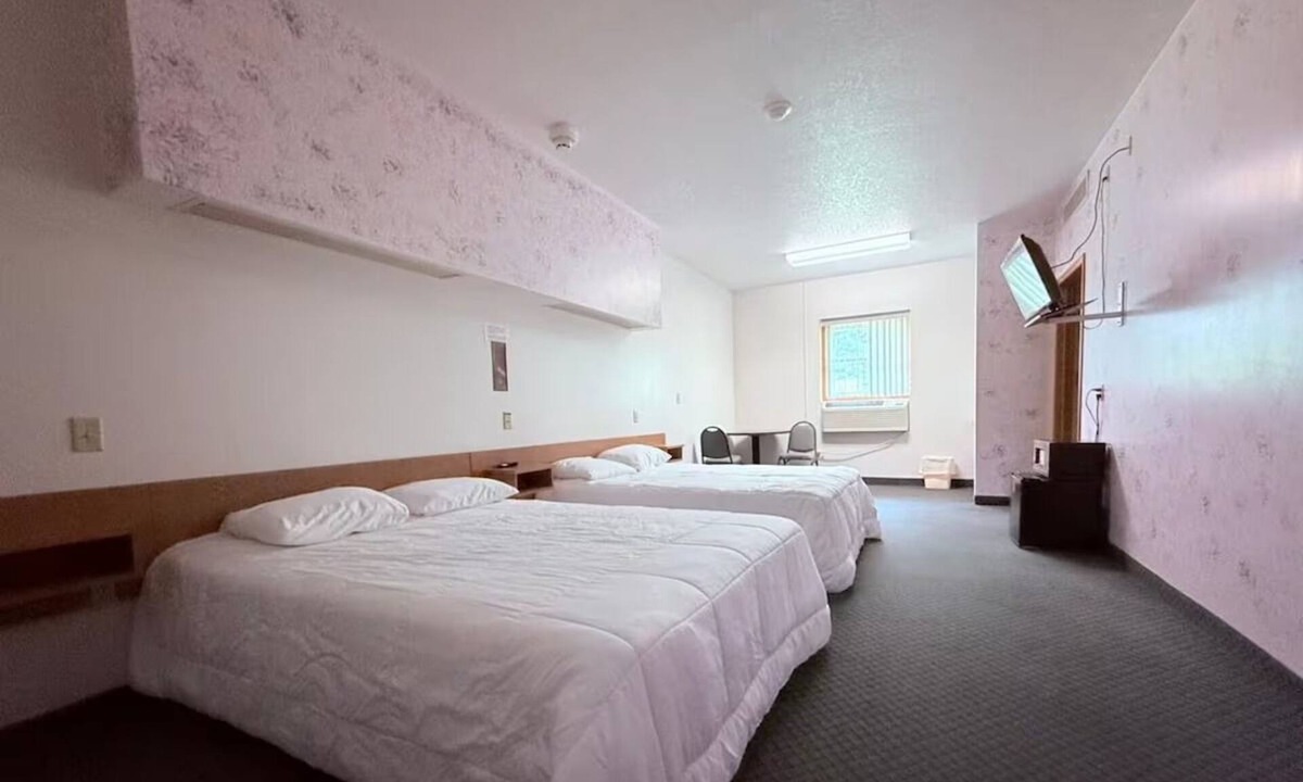 Ida Grove Hotel | Spacious Royal-Themed Room w/King Bed + Private Bathroom for a Memorable Stay