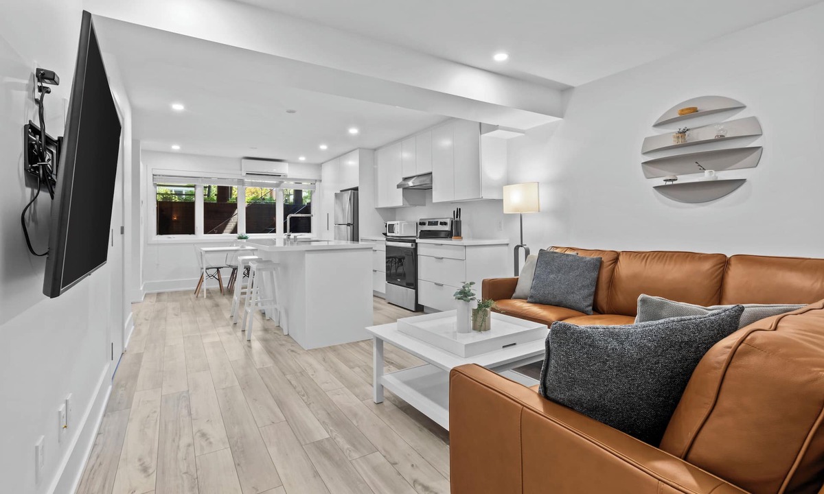 Lambton House | Spacious & Stylish Walk-Out - SuperHost
