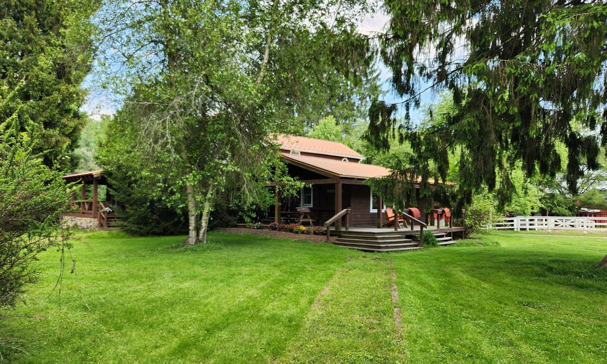 Spring Creek House | Spacious working horse farm, THE GALLOPING INN, where you can relax and unwind.