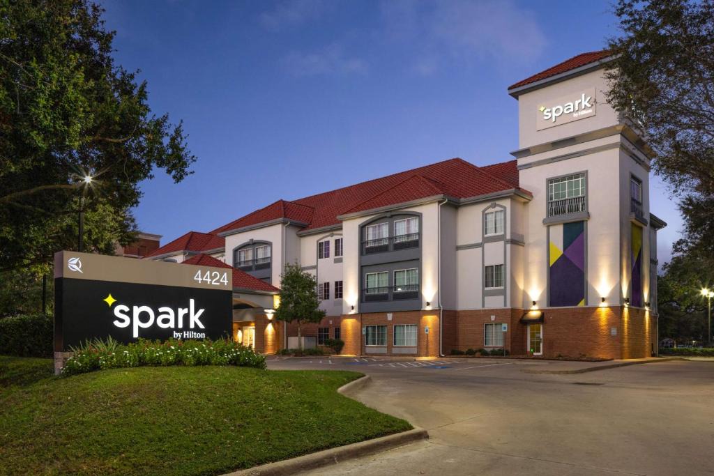 Barker Hotel | Spark by Hilton Houston West Clay Road