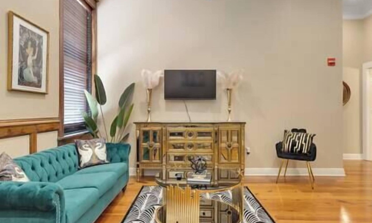 Downtown Apartment | Speakeasy Loft - 1920s style w/Gated Parking