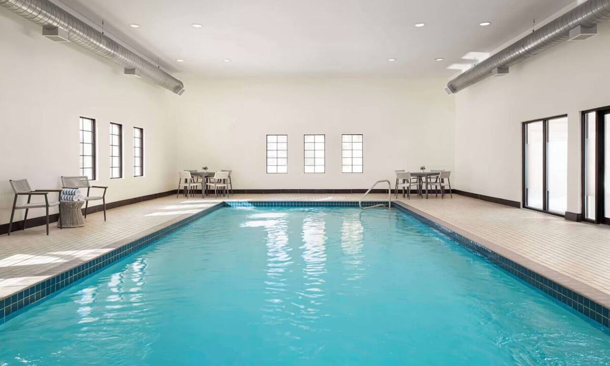 Thornhill Hotel | Stay Comfortably in a Pet-Friendly Suite with Swimming Pool Near Attractions