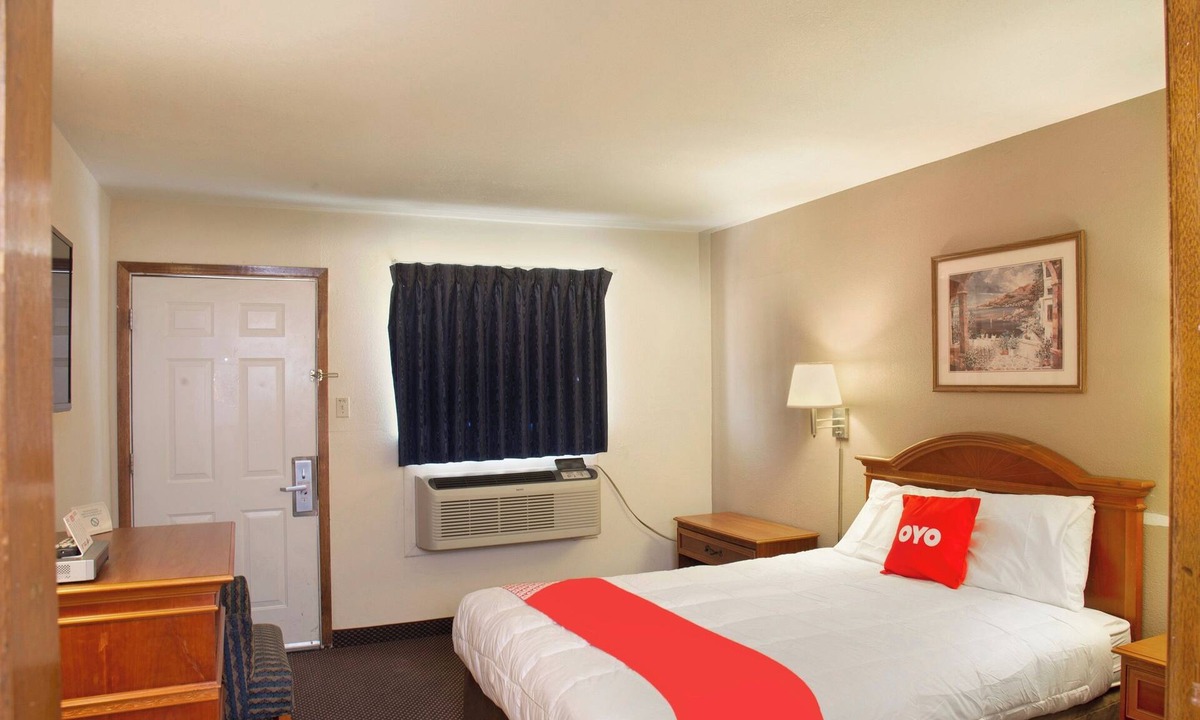 Guymon Hotel | Stay in 2 Comfortable Rooms – Perfect for Couples & Sightseeing!