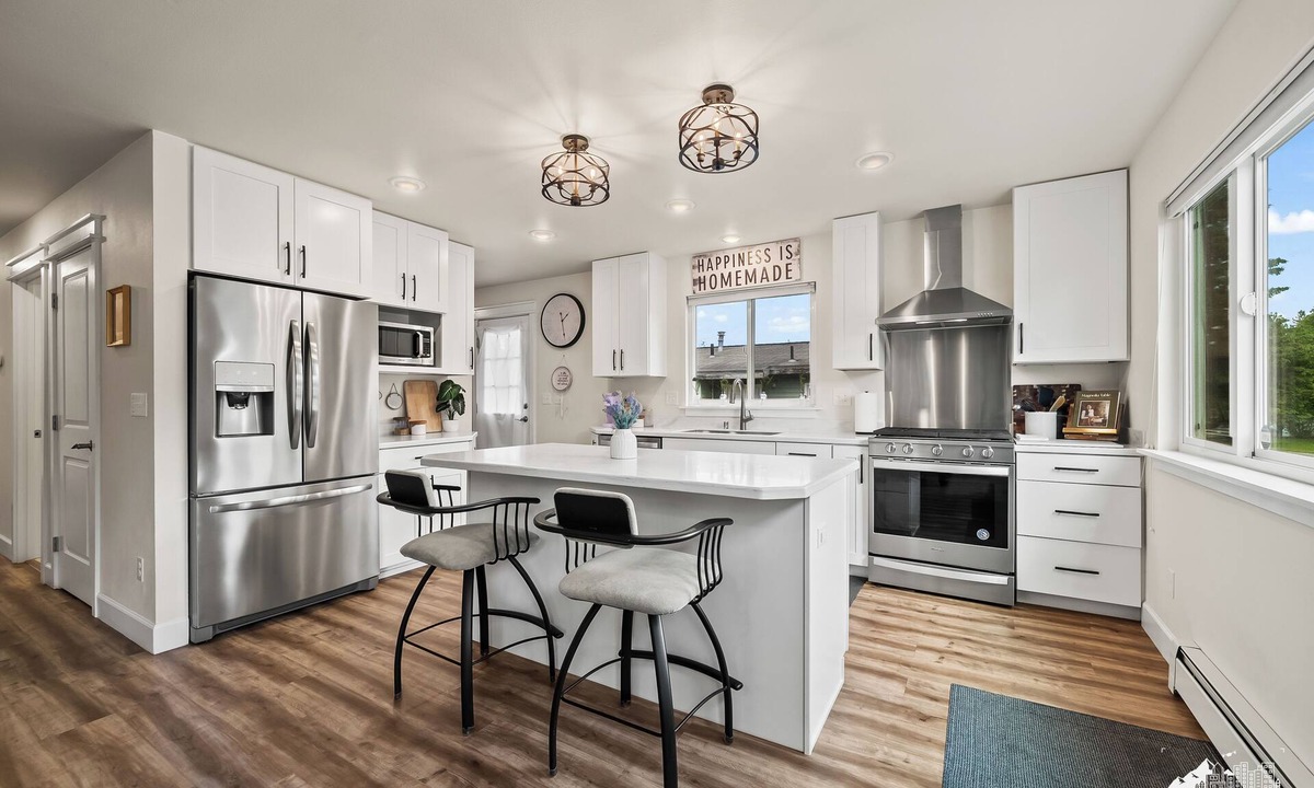 Bayshore - Klatt House | Stay Luxe - peaceful ANC getaway - king+queen bed
