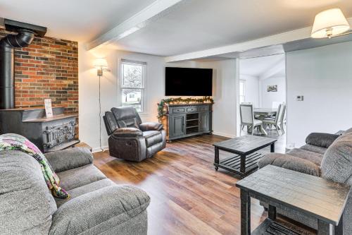 Holt House | Steps to Winery! Updated Farmhouse in Holt
