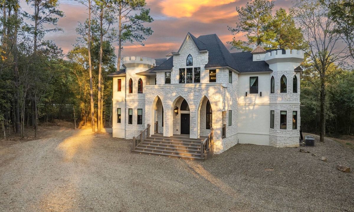 Pickens House | Storybook Castle | Pool/Spa + Mega Chess + Playset + More