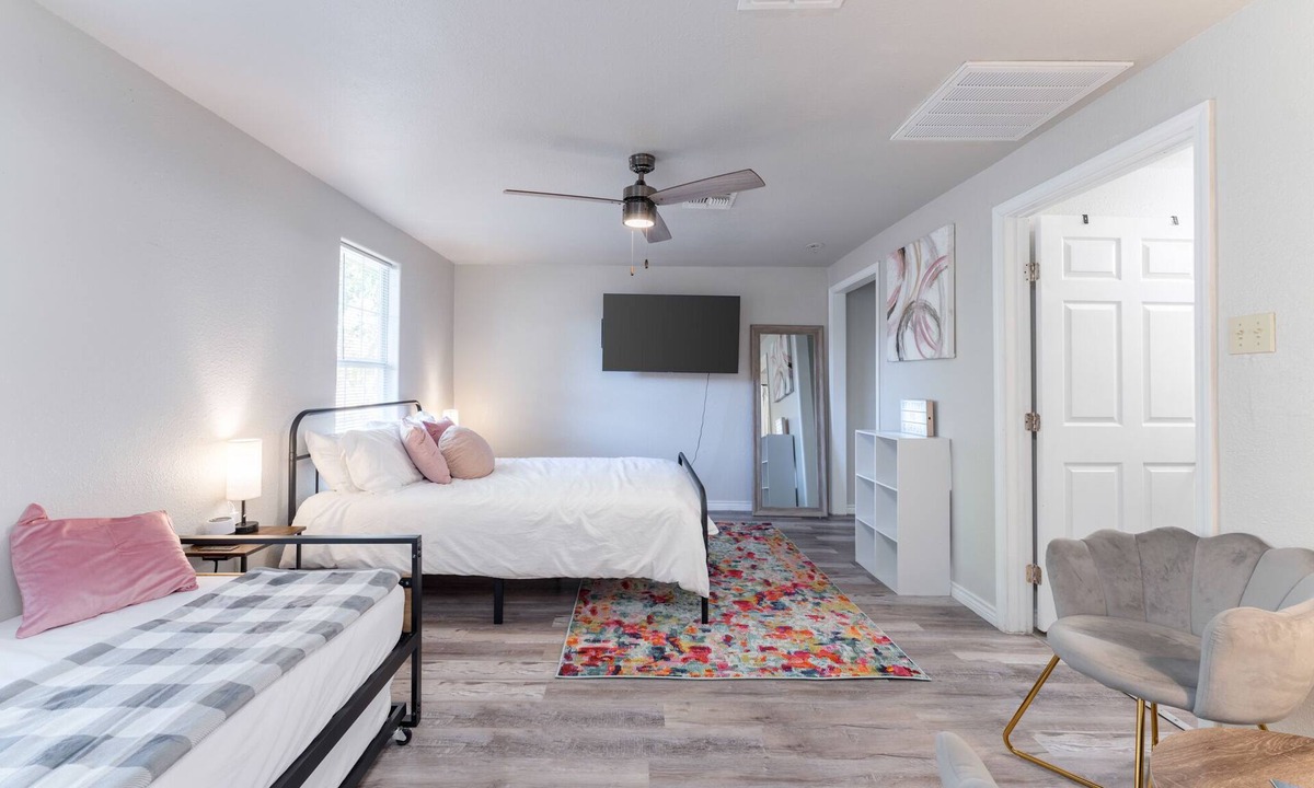 Del Mar House | Studio+Central+Min2Downtown+Extd Stays Discounts