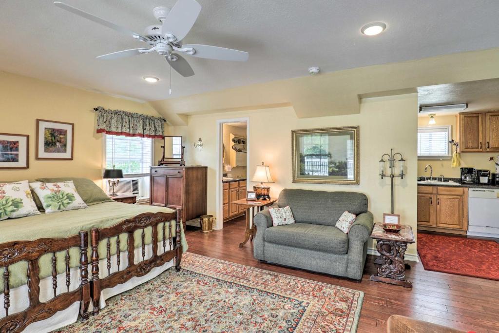 Oakwood Apartment | Studio in College Station w/Expansive Deck!