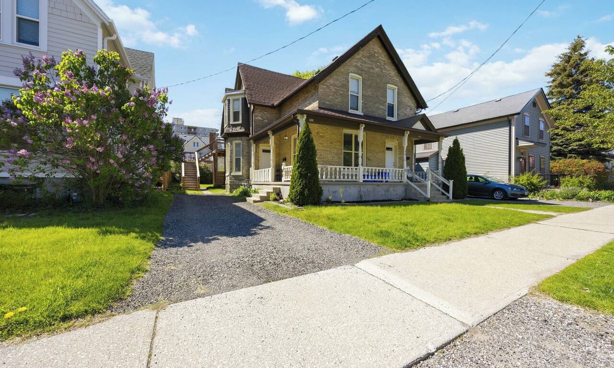 Sarnia Apartment | Studio on Vidal - Walking distance to downtown!