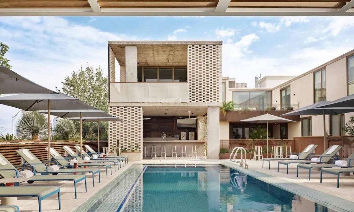 Travis Heights Hotel | Studio-Style Suite with Balcony Overlooking Pool