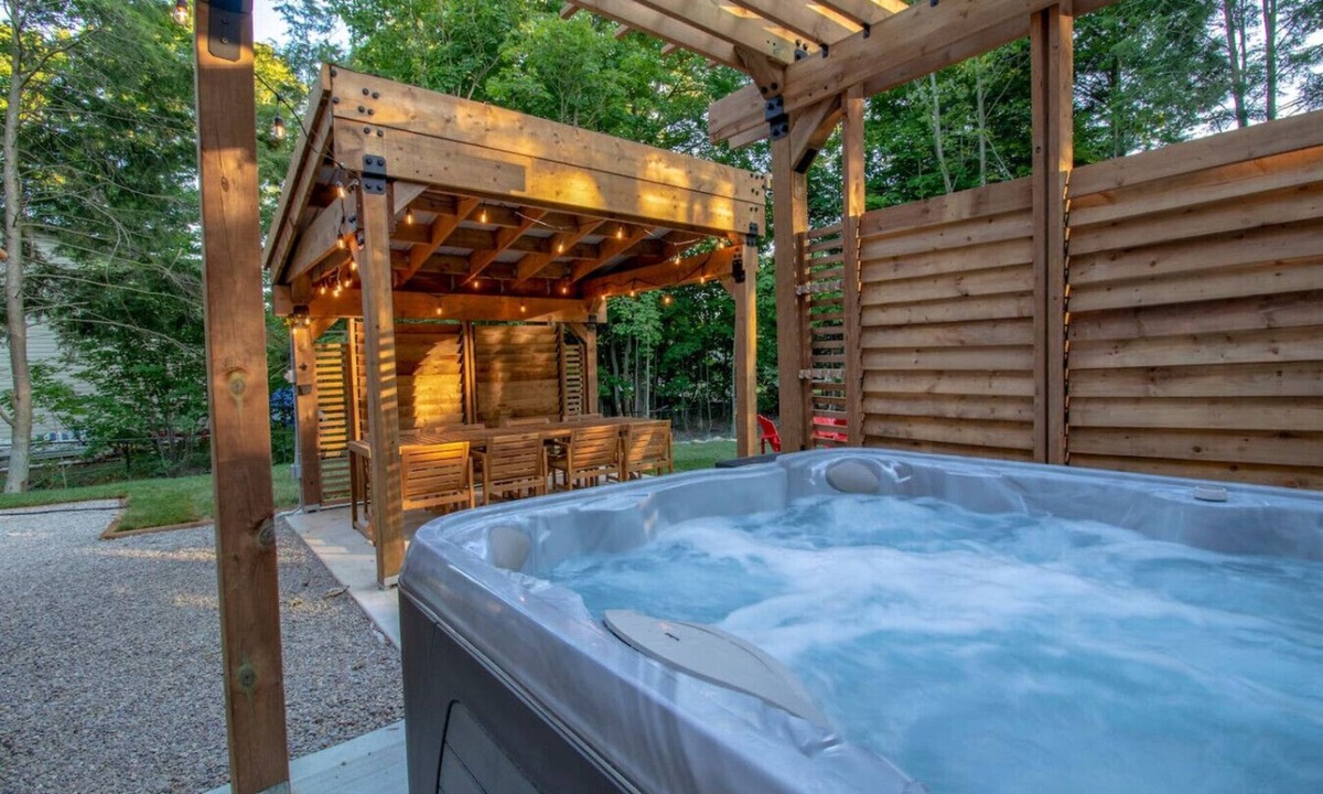 Lafontaine House | Stunning 3 Bdrm Home W/Hot Tub, Sauna, Gym!
