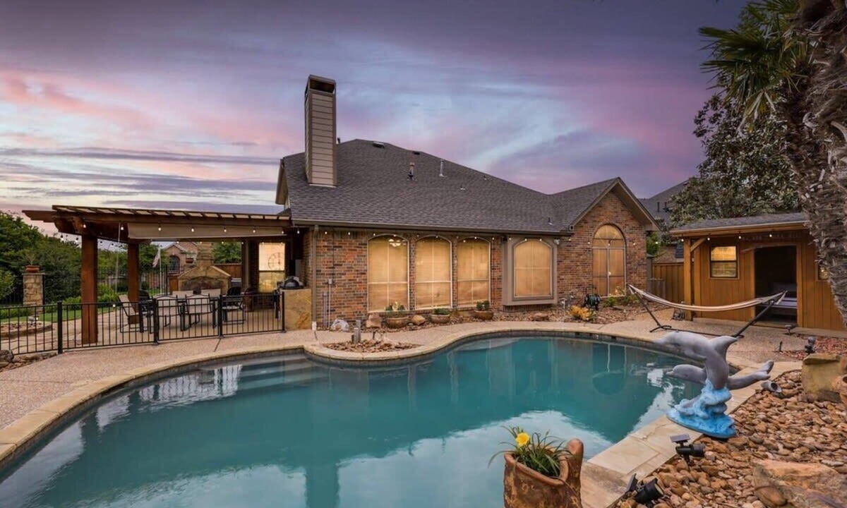Rowlett House | Stunning 6BR, Pool - Great for Big Groups