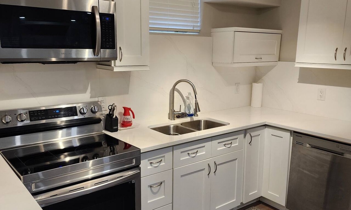 Barrie House | Stunning Basement Apartment