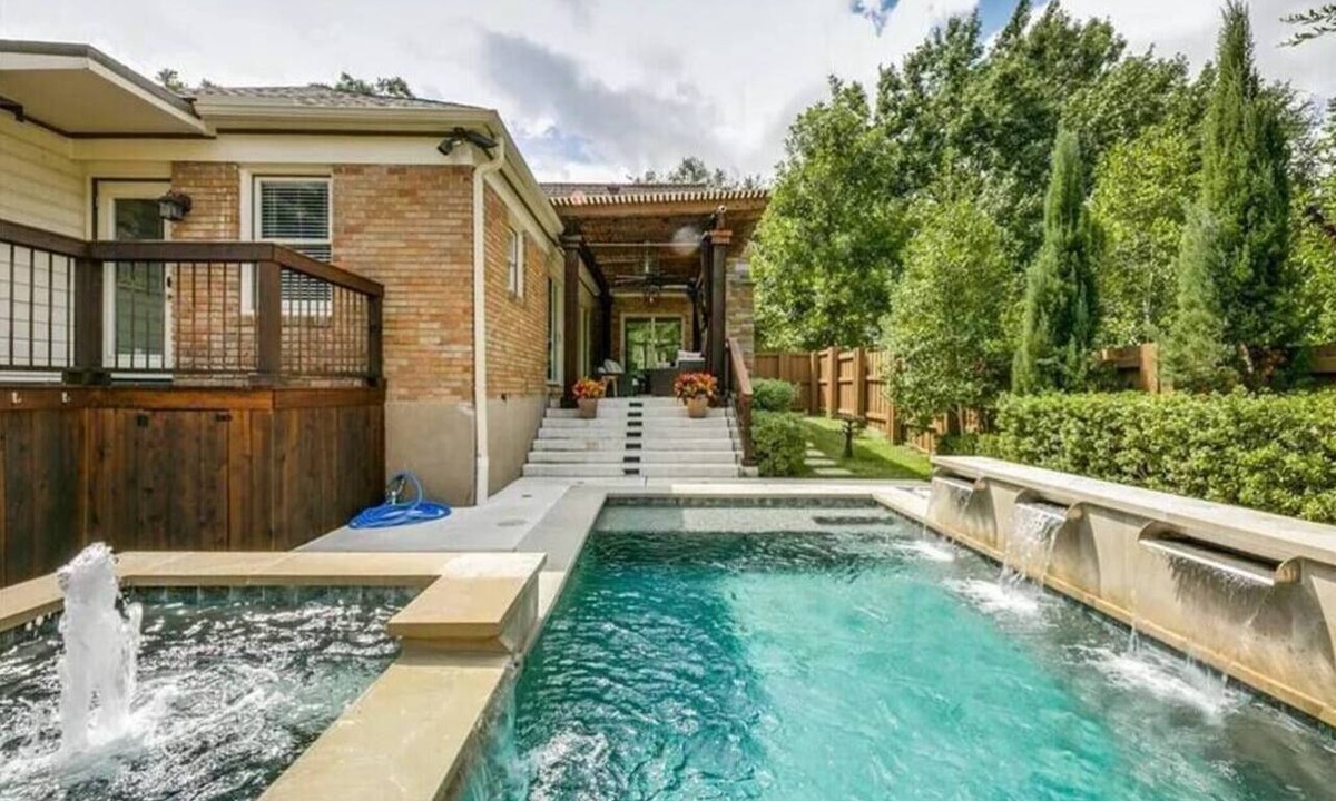 Hollywood - Santa Monica House | Stunning E Dallas 3BR Pool Spa Fireplace Retreat