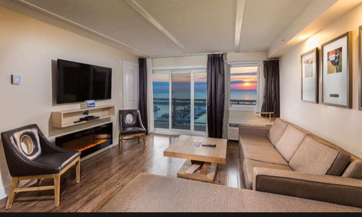 Collingwood Resort | Stunning Executive Waterfront 2-Bdrm Penthouse Suite - Luxury Collingwood Resort