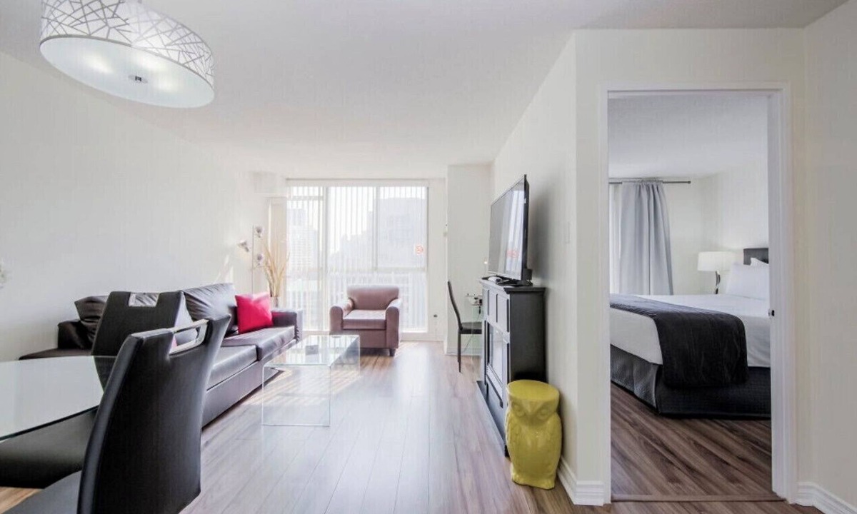 Bay Cloverhill Condo | STUNNING High Floor Bay St Condo w BIG Balcony/Terrace (Sleeps 4) Pet Friendly