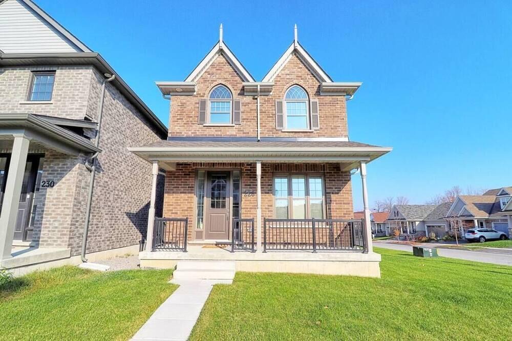 Peterborough House | Stunning Luxury Home | Sleeps 8, Premium location