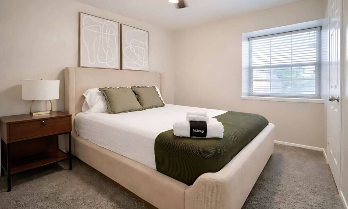 Sherman Apartment | Stunning Stylish 3BR Townhome w/Pool @ A+Location
