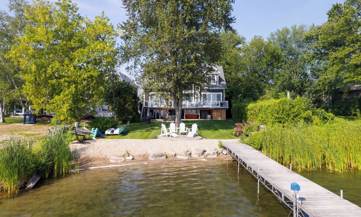 Innisfil House | Stunning Waterfront Luxurious Lakehouse 45 mins from Toronto! Great for families