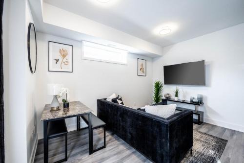 Niagara Falls Apartment | Stylish 2BR Suite with Parking Only 5 Mins to The Falls