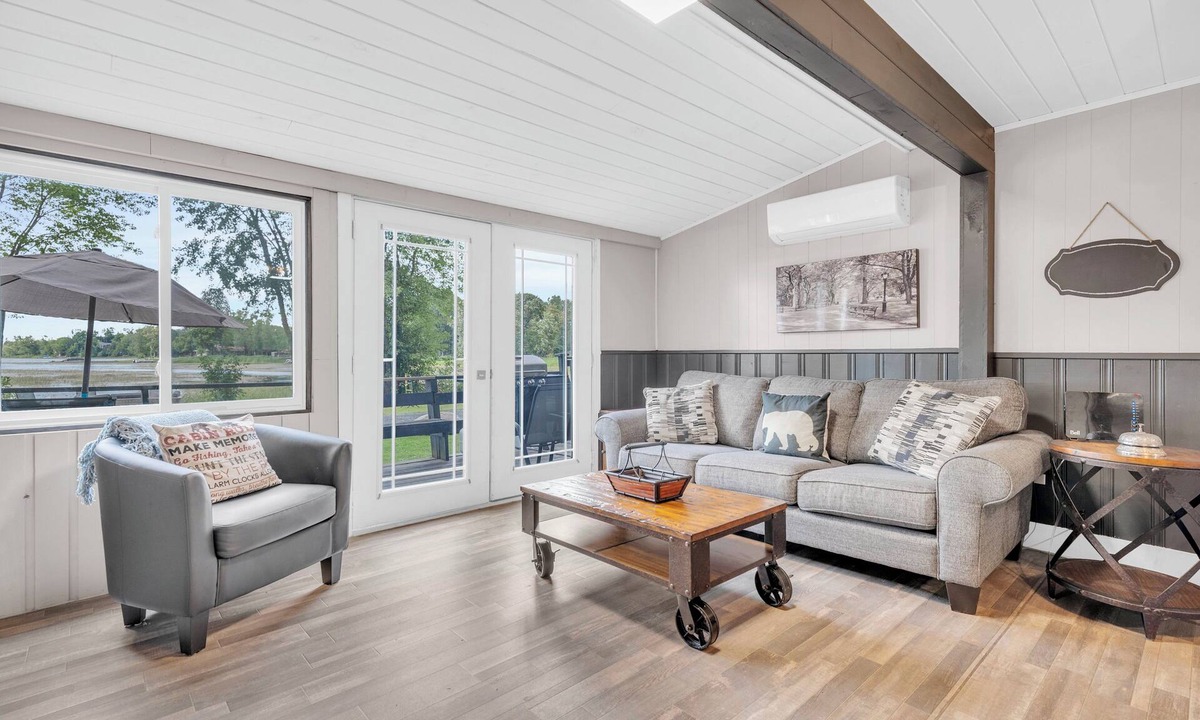Centre Hastings Cottage | Stylish 3BR Waterfront Cottage with Large Dock