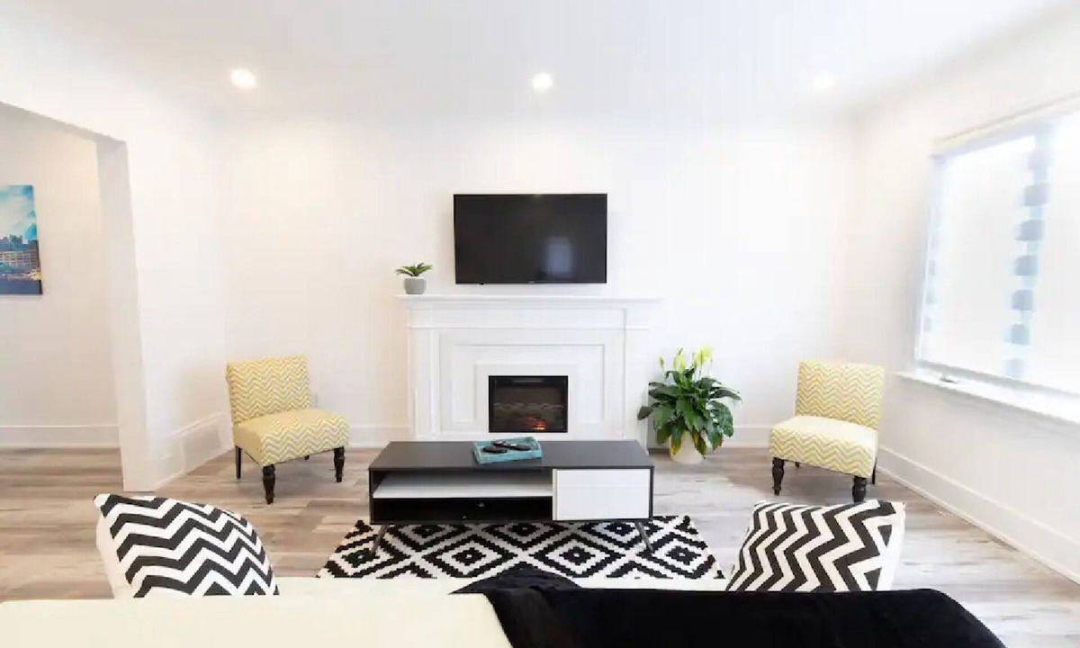 Newtonbrook House | Stylish 4 Bedroom Home located by Bathurst St & Wilson Ave