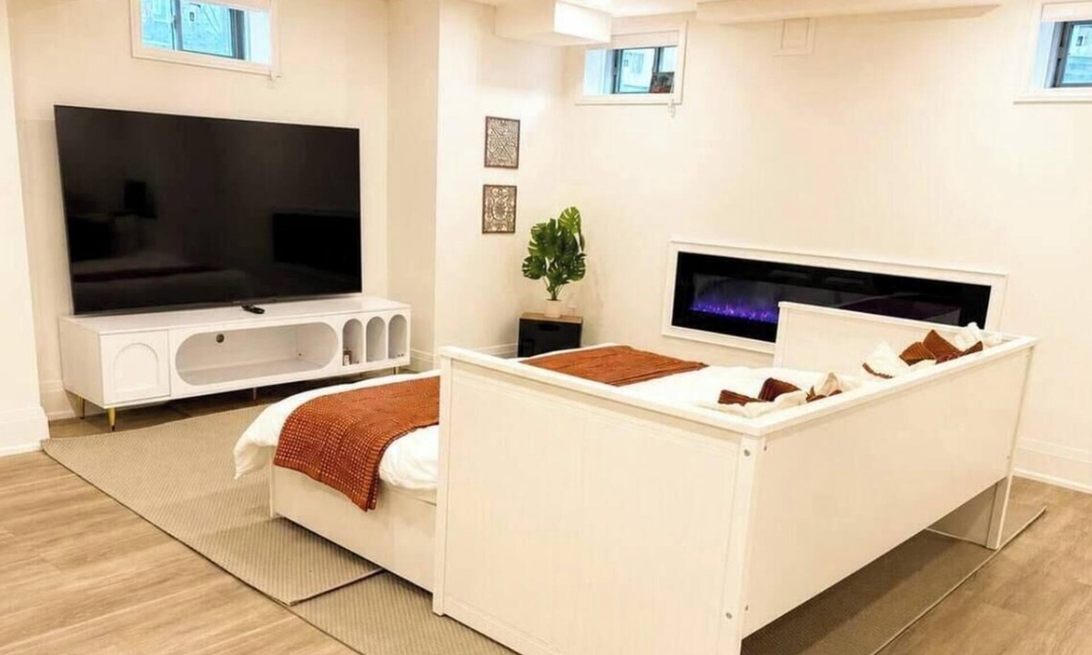 Whitby House | Stylish Basement Studio Near Whitby Waterfront