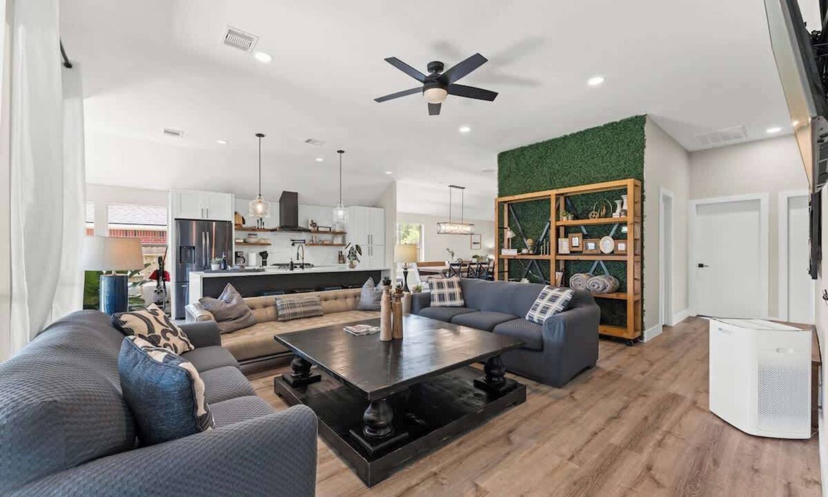 Spring House | Stylish Home with Hot Tub & Gaming Garage