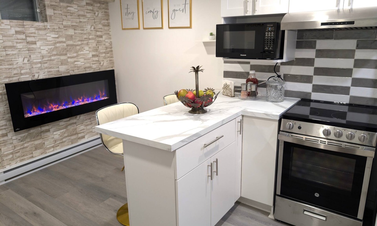 Fabreville Condo | Stylish & Modern Condo - FREE Parking & EV Charger