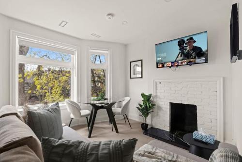 Parkdale Apartment | Stylish West End Apt Cozy City Retreat