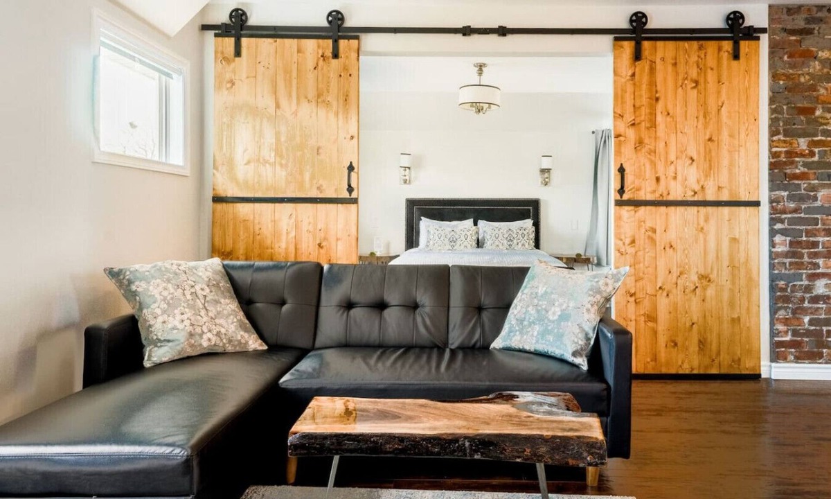 Niagara Falls Apartment | Stylishly Remodeled Queen Victoria Loft