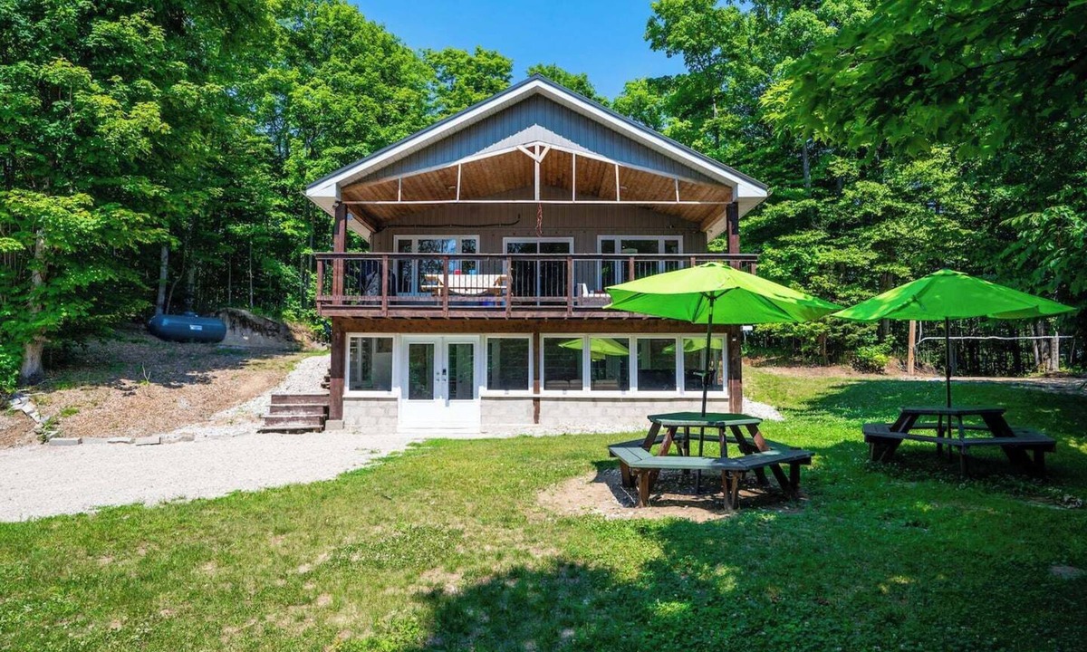 South Bruce Peninsula Ski Chalet | Sugarbush Chalet - 7-bed w/Starlink , v-ball near beach