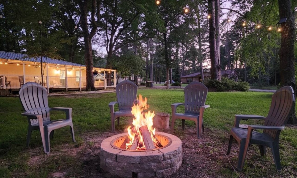 Montgomery House | Summer at Lake Conroe Firepit Volleyball Game Room Family Getaway
