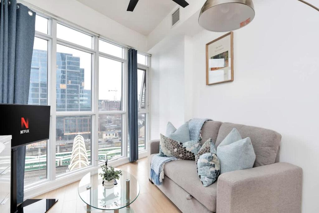 CityPlace Apartment | Sunny Downtown TO Studio - Sleeps 3 with 55 TV