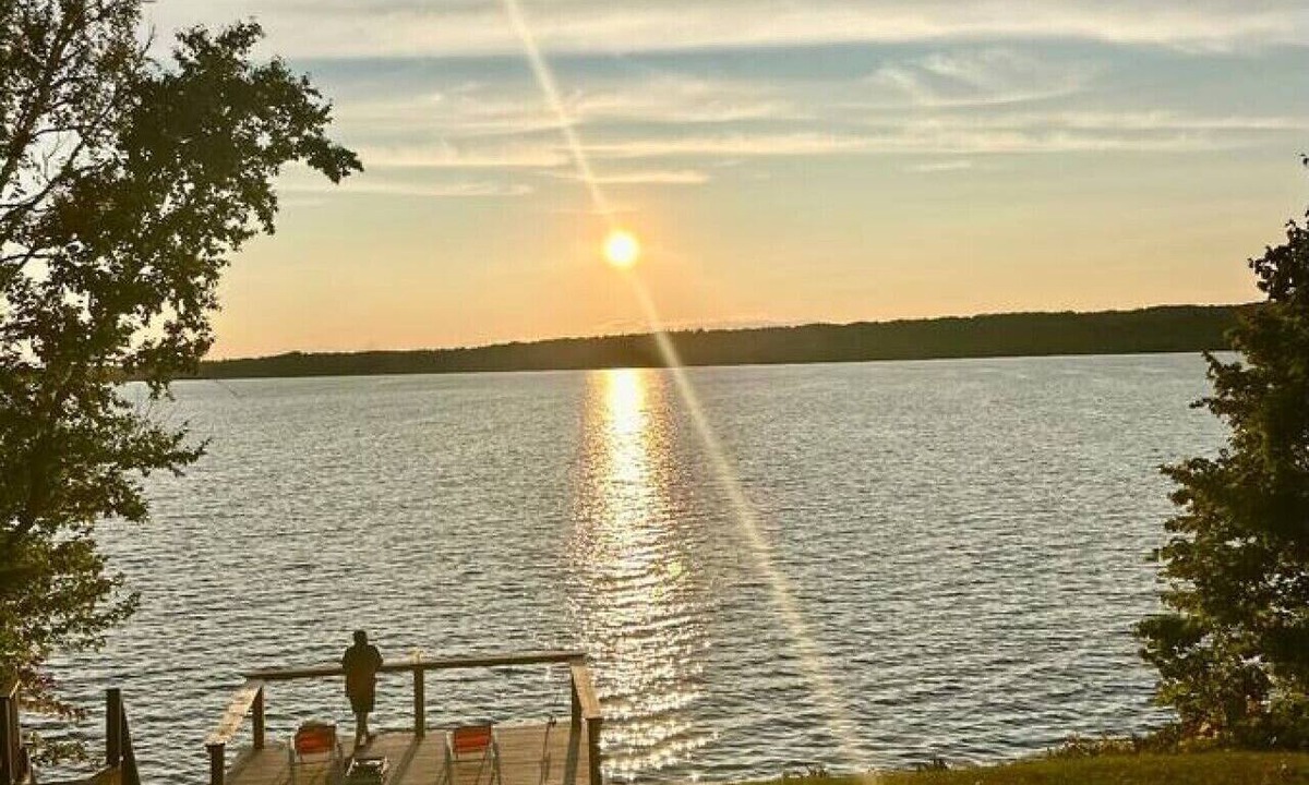 Marmora Cottage | Sunset Escape on Crowe Lake | Kayaks & Fire Pit