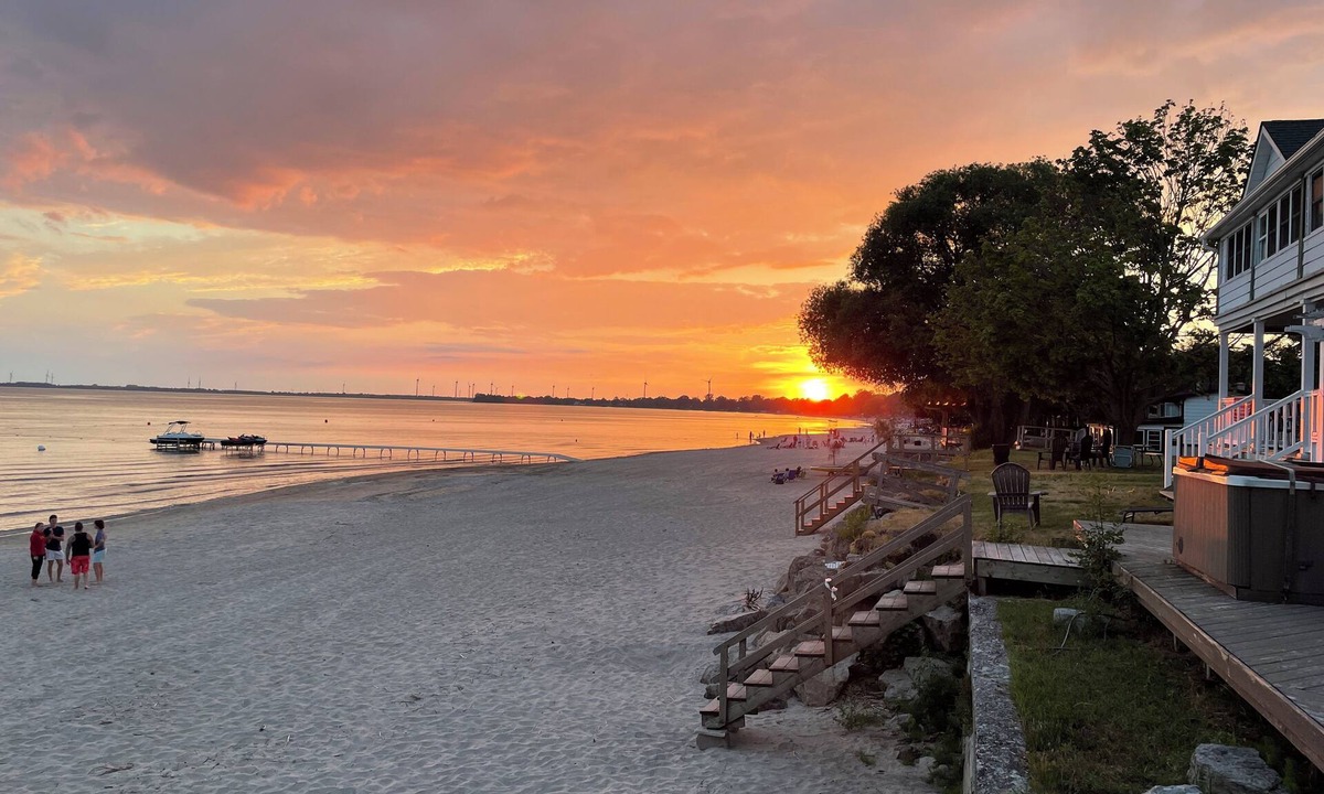 Point Abino House | Sunset Getaway on Long Beach
