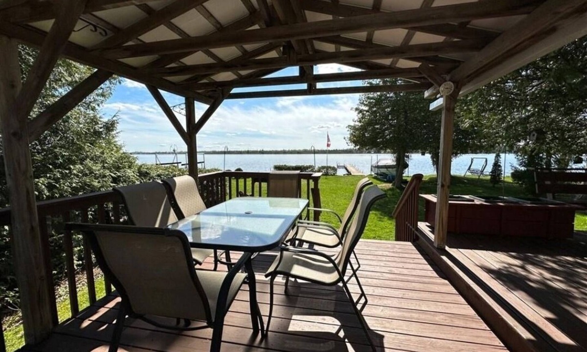 Fenelon Falls Cottage | Sunset Haven in Fenelon Falls - Beautiful weed-free waterfront with AC/WIFI!