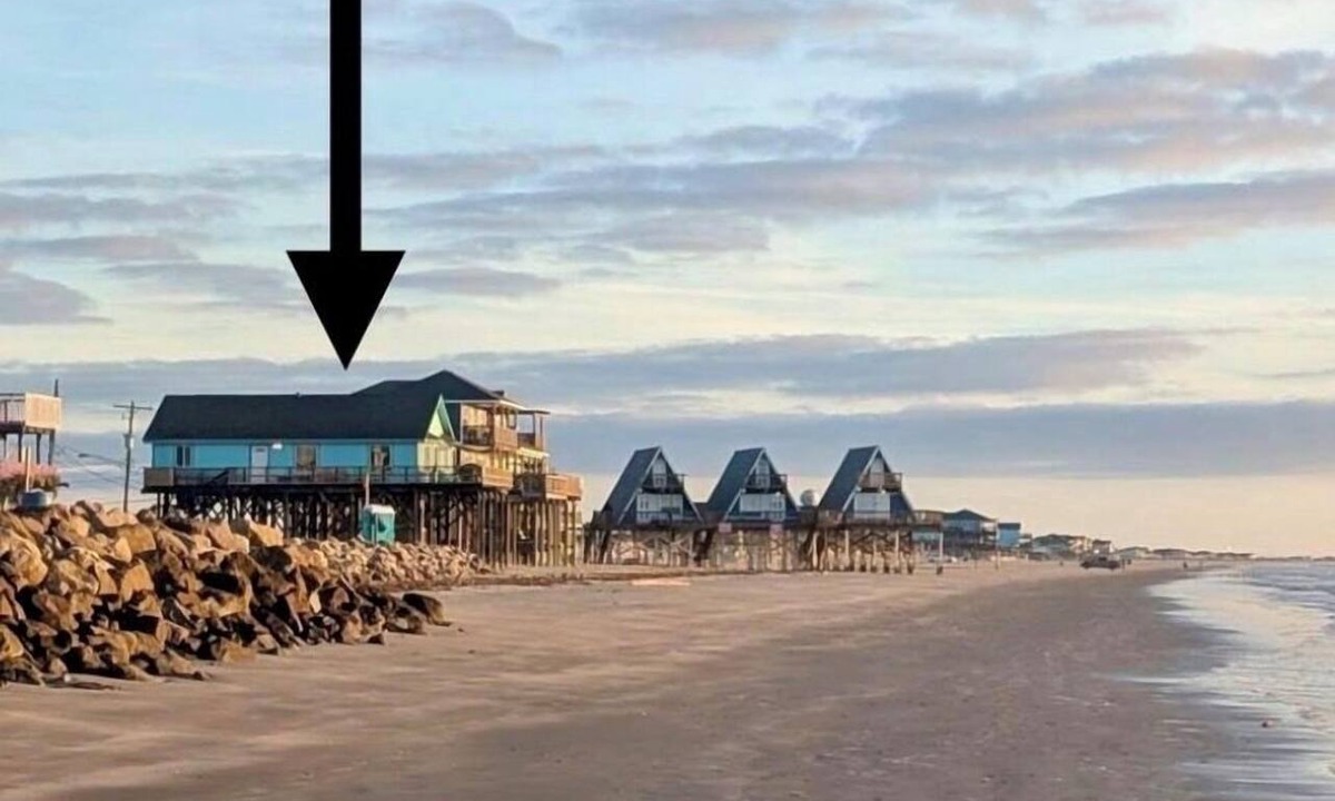 Surfside Beach House | Surfside Beachfront Dream. On sand!Family Reunion and Pet friendly!