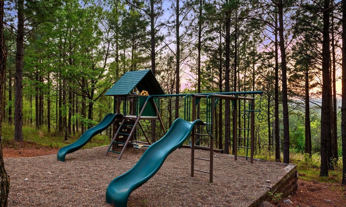 Broken Bow Cabin | Tender Retreat in the Pines | Game-Filled Retreat