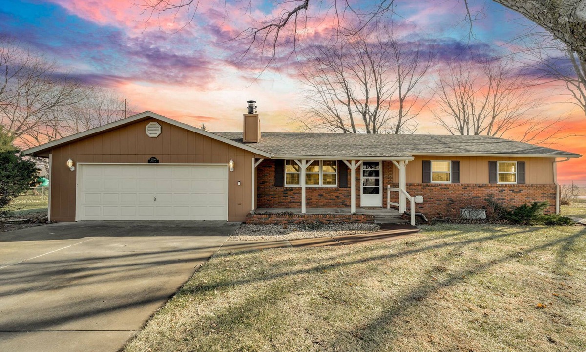 Hutchinson House | Terminal 23 Lounge. Gorgeous Remodeled 5 bedroom Home in Hutchinson