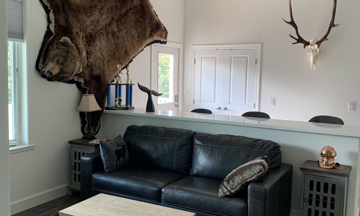 Kodiak House | The Bear's Den