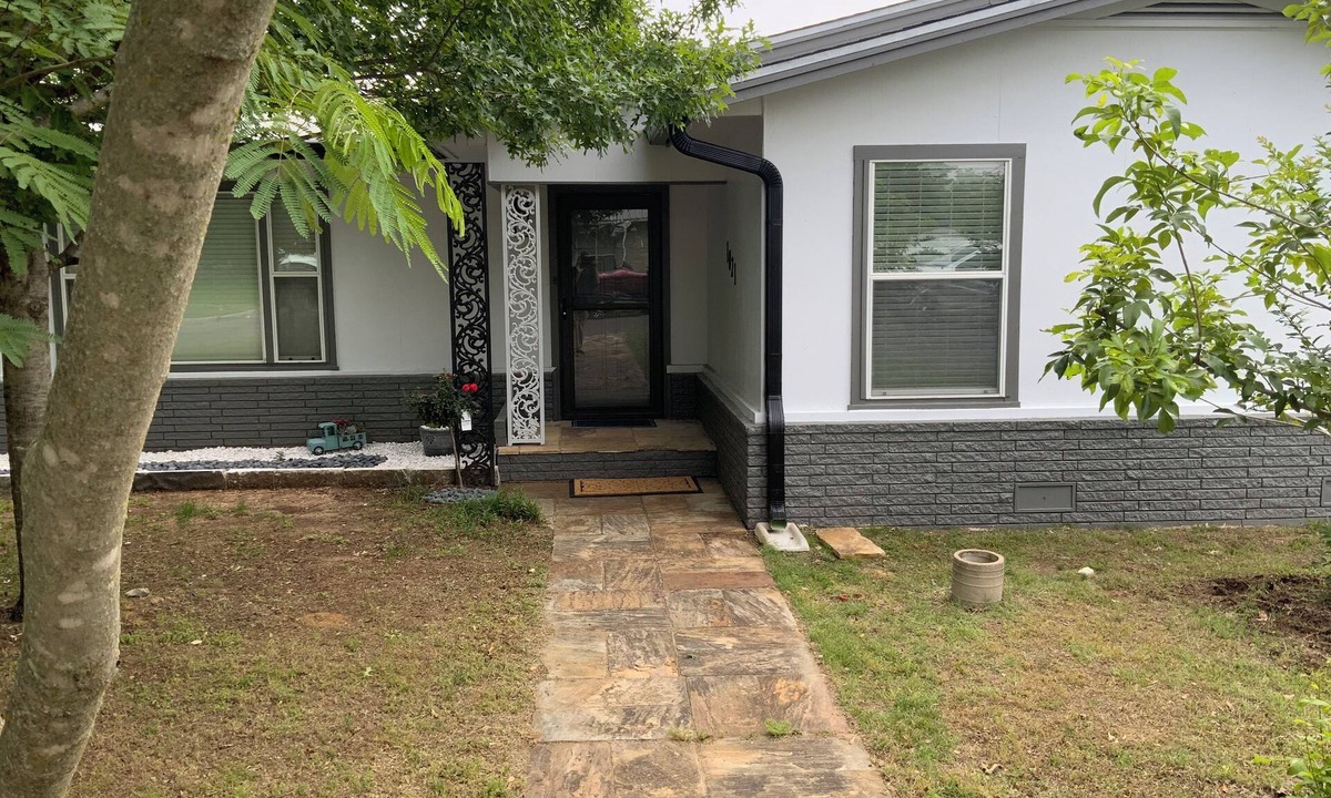 Stephenville House | The Biggest Short-Term Rental Close to Tarleton University! 2 King Beds!