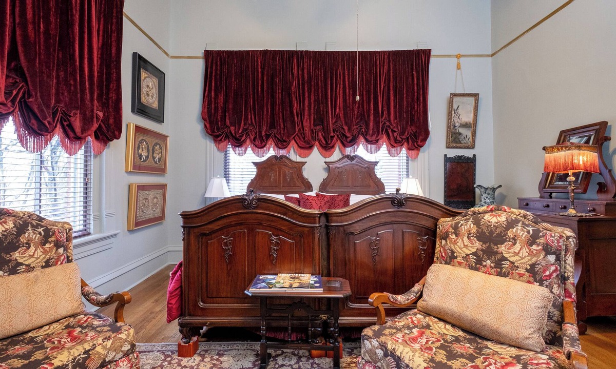 East of Broadway Hotel | The Chatelaine | King Suite | The Empress Hotel