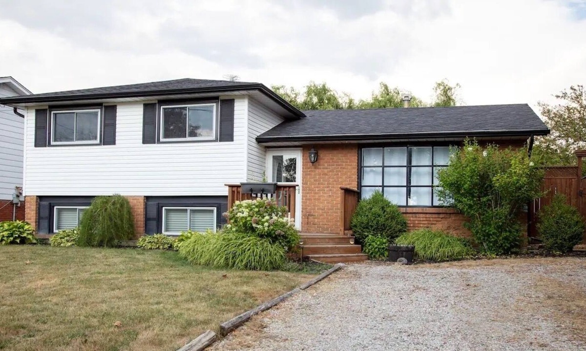 Mooretown House | The House on 6th - steps away from beaches & parks!